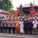 Ketua DPRD Konawe, I Made Asmaya, S.Pd, MM (keempat dari kanan) menghadiri peresmian Pura Dharma Chakti Raharja di Polda Sultra. (FOTO: Ist)