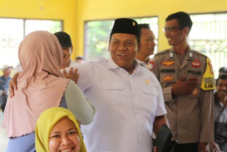 Ketua DPRD Konawe, I Made Asmaya, S.Pd, MM pose bersama masyarakat usai Reses di Desa Ana Onembute, Kecamatan Puriala. (FOTO: Ist)